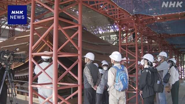 改修中の瑠璃光寺五重塔で屋根ふき替え工事の見学会 山口市