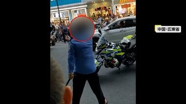 警察官VS偽コスプレ警察官　「武器を捨てろ！」呼びかけも「捨てねえよ！」　信号無視に“逆ギレ”か　中国