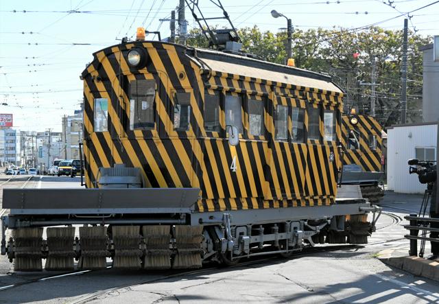 雪の季節到来告げるササラ電車　現役車両は明治生まれ、函館で試運転