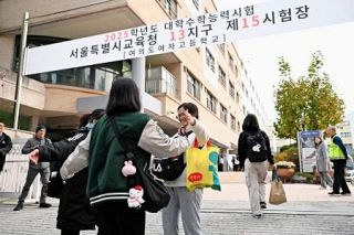 競争激しい韓国で大学入試　浪人生増、医学部の定員拡大影響