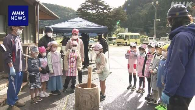 統合する2つの小学校の子どもたちが一緒に餅つき 島根 出雲