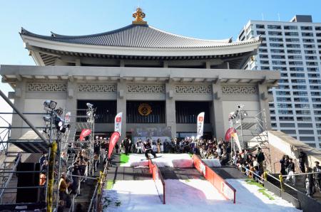 大阪のお寺でスノーボード大会　新種目レール、階段利用