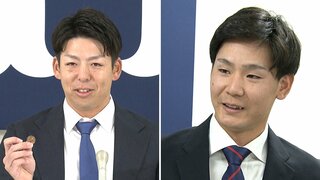 野間峻祥＆森浦大輔　笑顔で “一発サイン”　主力組の契約更改始まる　広島カープ