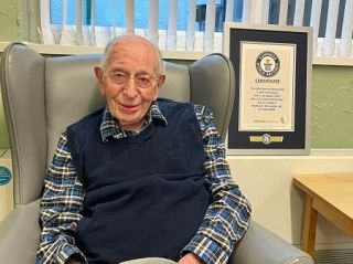 １１２歳、世界最高齢男性が死去　英国のティニスウッドさん