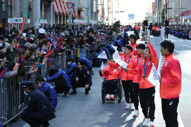 パリ五輪・パラ選手団が日本橋で感謝のパレード　「夢のような時間」