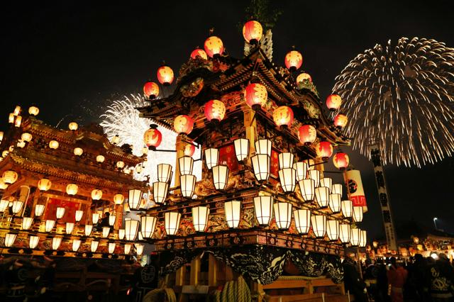 夜空彩るちょうちんと花火　埼玉・秩父に師走を告げる日本3大曳山祭