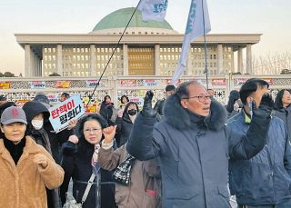 大統領を「逮捕せよ」「信じられるわけない」　氷点下の韓国国会前で怒声が響いた　市民ら拳を突き上げ