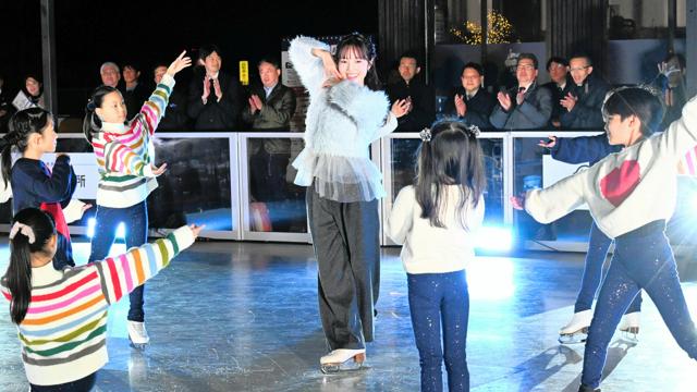 横浜・山下公園にスケートリンクが誕生　本田真凜さんがショー披露