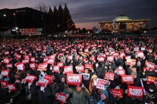 与党退席に「何のため議員を」　野党絶叫、国会前に市民１５万人