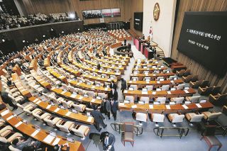 韓国大統領の弾劾訴追案は廃案に　与党議員の大半が議場から退出して成立を阻止、野党の採決引き延ばしをかわす