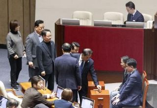 野党、弾劾案「再提出」へ　与党は「任期短縮」模索か