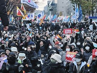 ソウルは「祭り」状態でカオス　大統領の弾劾を望む人と反対する人が15万人　野次馬向けの屋台も出てきた