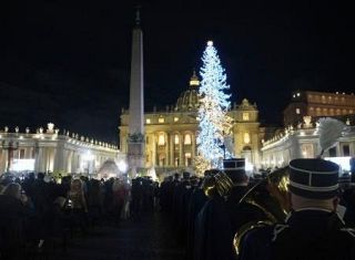 バチカン広場にツリー点灯　クリスマスシーズン開始