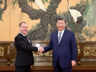 習氏、対ロシア関係の発展を強調　メドベージェフ前大統領と会談