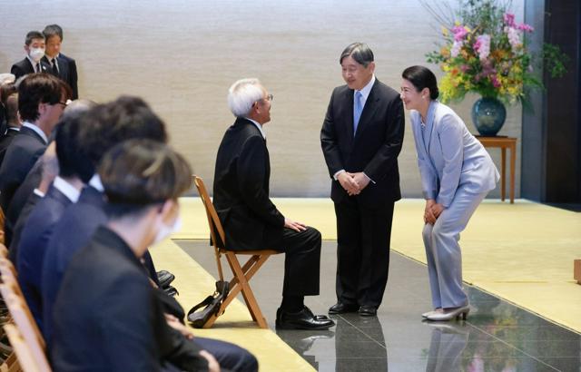 両陛下がデフリンピック入賞選手らと面会　手話で「ありがとう」