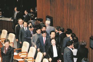 周囲に耳傾けず弾劾の韓国大統領は過去にも…　「地獄の門が再び開かれた」　尹氏を憲法裁判所が審査開始