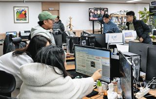 軍の検閲が入る前に自分たちの言葉で…韓国戒厳、負の歴史を知る光州の新聞社は正門に鍵をかけ号外を刷った