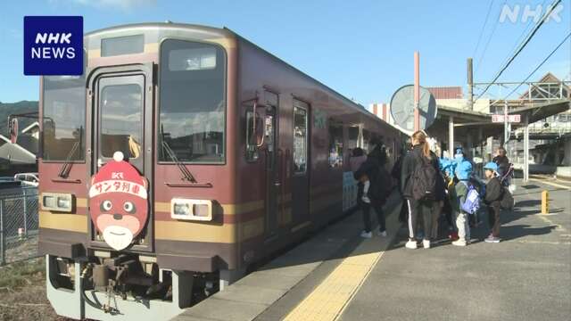 一足早くクリスマス気分「サンタ列車」運行開始 滋賀 甲賀