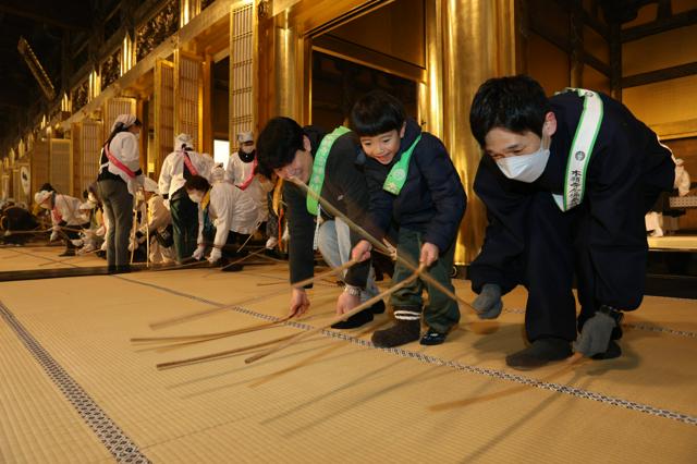 京都で室町時代から続く「すす払い」　西本願寺と東本願寺で大そうじ