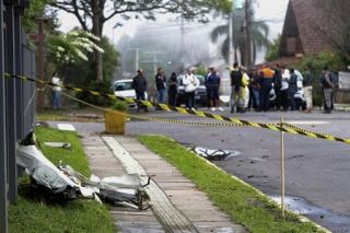 ブラジル南部で小型機墜落　１０人死亡、市街地に