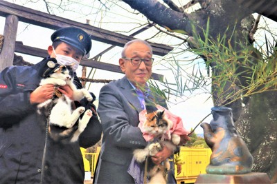 和歌山「たま神社」新年準備　現猫駅長が来年の安全運行誓う