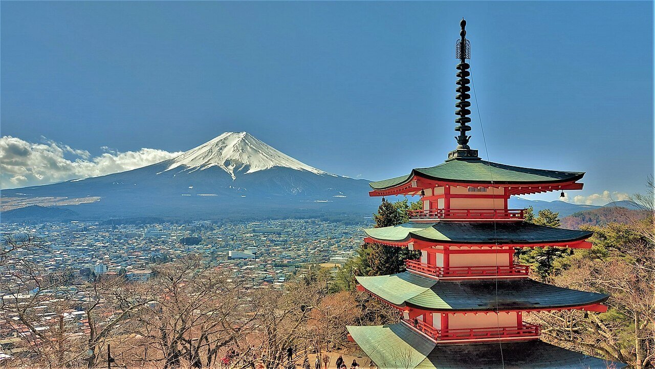 富士山に今シーズン初めての冠雪が観測される、山麓では紅葉と雪化粧 - 画像3
