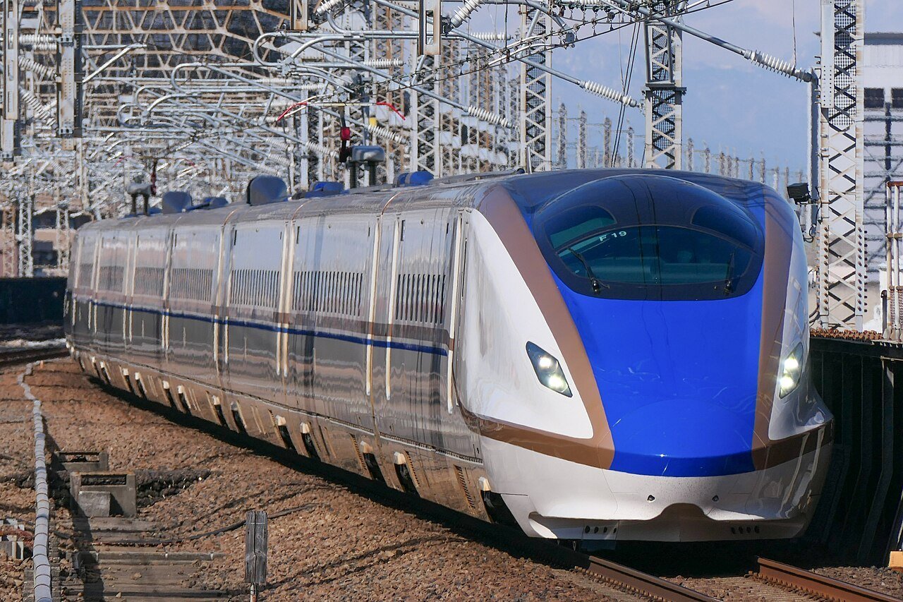 秋の行楽シーズン 日光への直通列車が運行開始 世界遺産と紅葉を楽しむ観光客でにぎわい